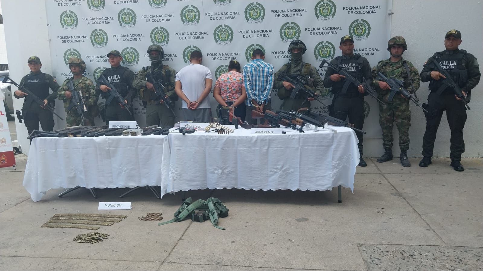 Policía Nacional capturó a alias "Guzmán" cabecilla del Clan del Golfo que tenía un revolver con cacha de plata e incrustaciones de oro - crédito Policía Nacional