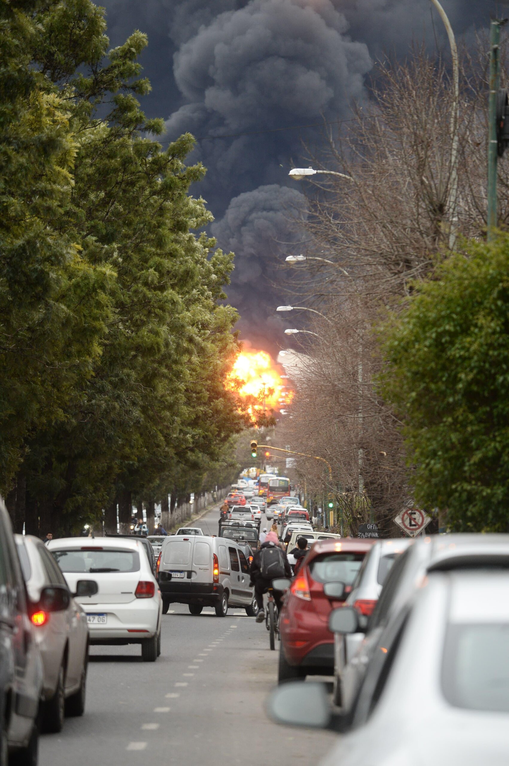 Impactante incendio de una refinería de YPF en Ensenada