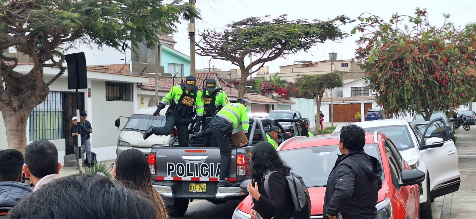 Policías llegan al domicilio donde se encuentra Alberto Fujimori